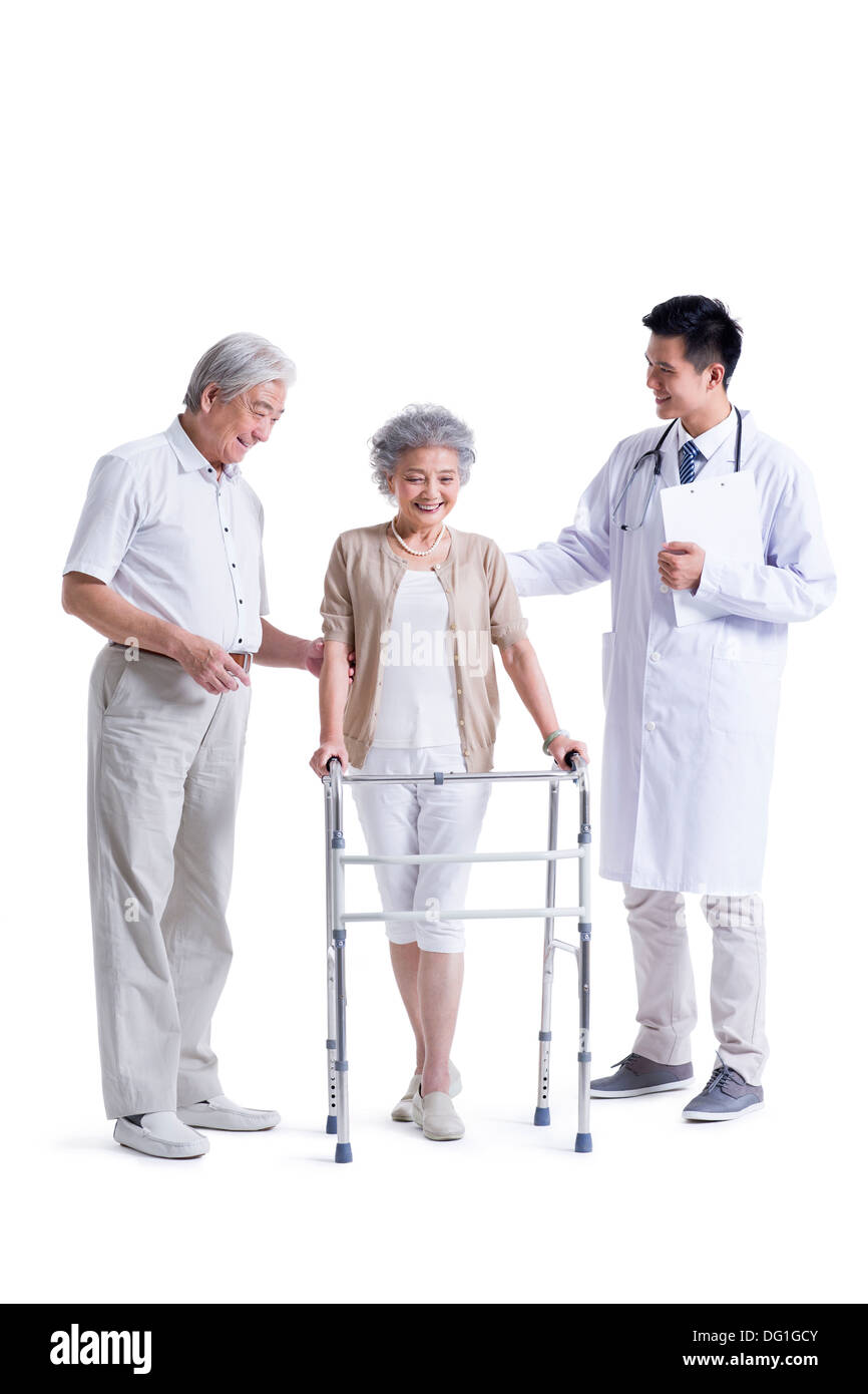 Médecin et patient avec déambulateur Banque D'Images