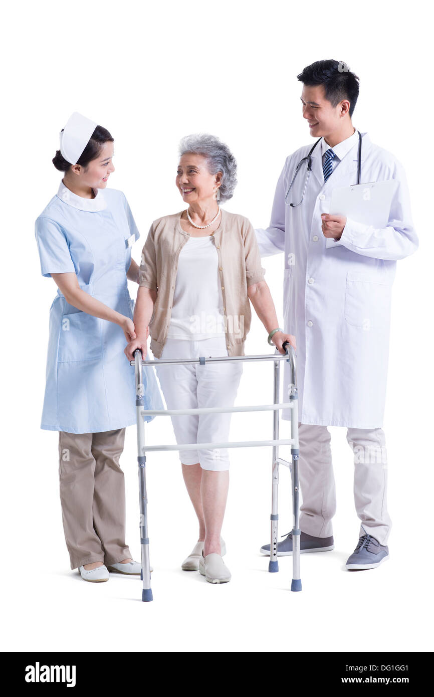 Médecin , infirmière et patient avec déambulateur Banque D'Images