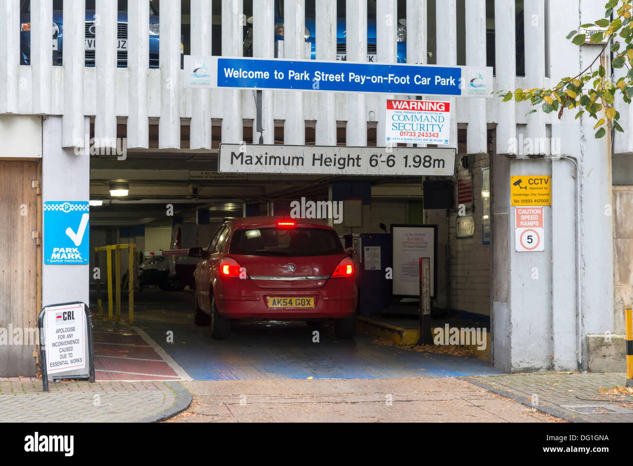 Une voiture entrant dans la rue du parc à plusieurs étages Cambridge UK Banque D'Images