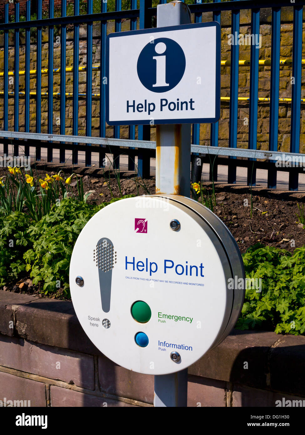 Point d'information et d'aide pour aider les passagers sur les avions de gare à Belper Derbyshire, Angleterre, Royaume-Uni Banque D'Images