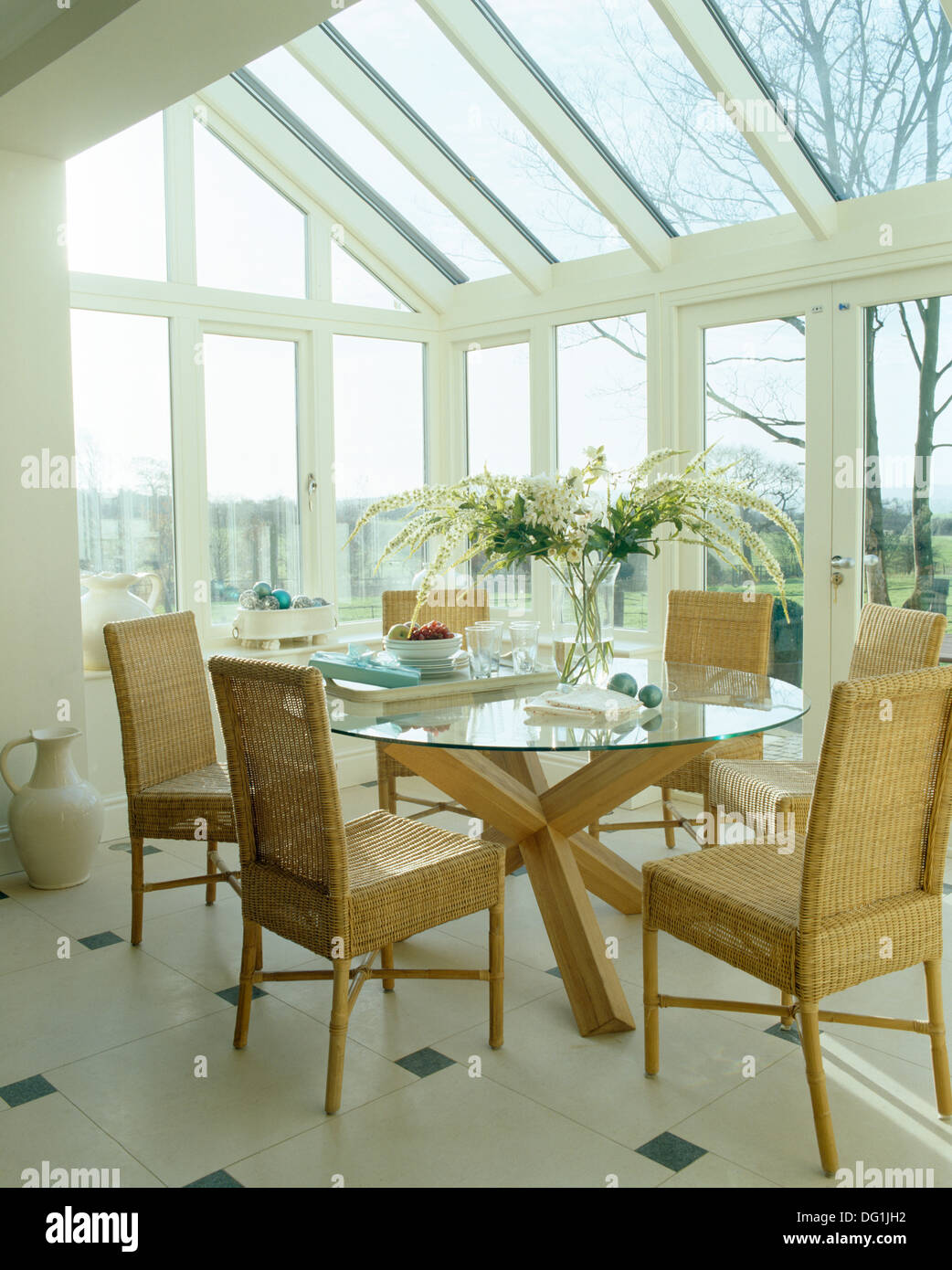 Retour Haut De Chaises En Osier Et Verre Table En Salle A Manger