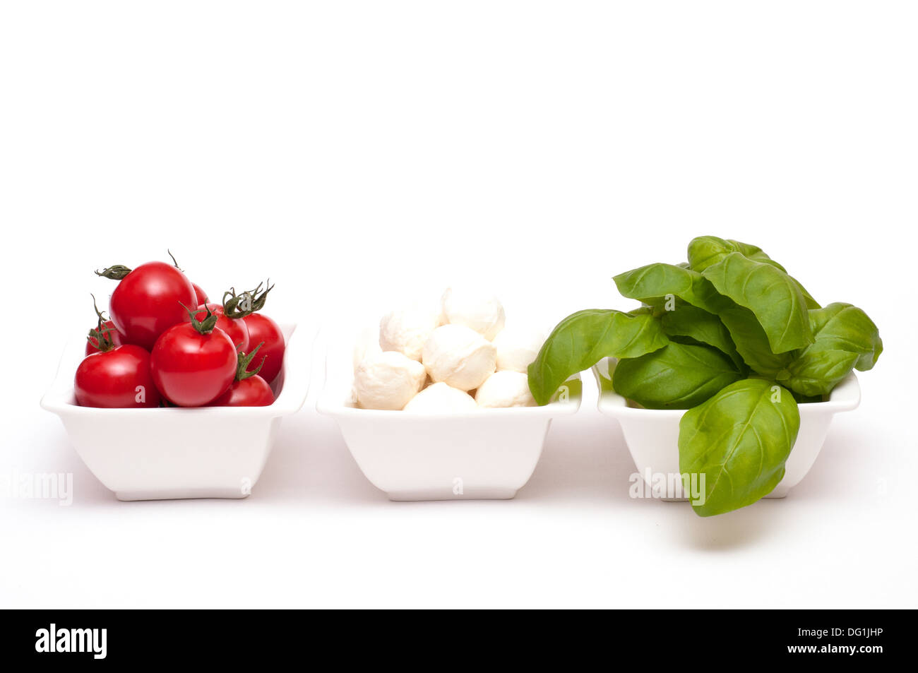 Insalata Caprese dans des bols sur un fond blanc Banque D'Images