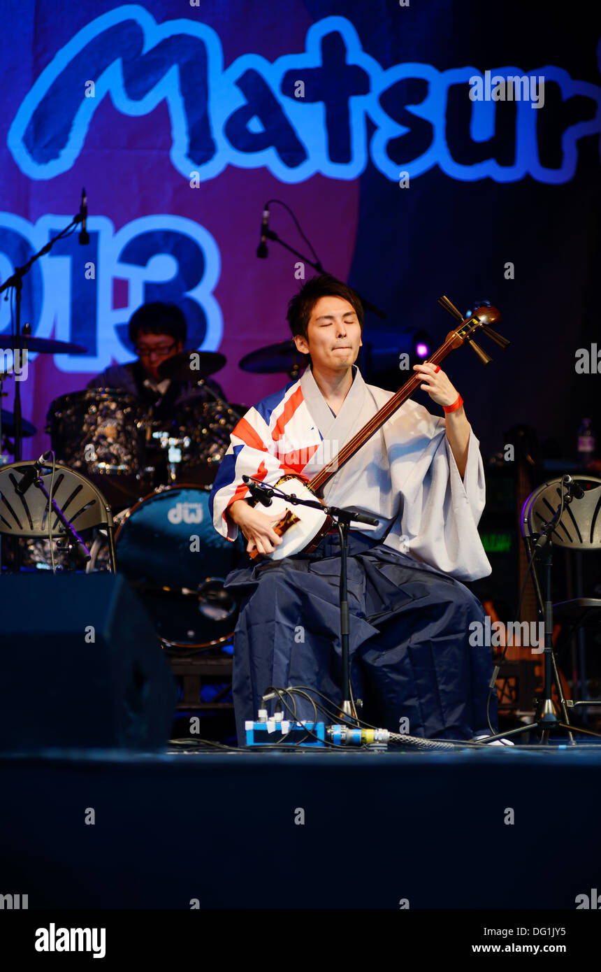 Ichikawa Hibiki effectue sur scène jouant son à Tsugaru Shamisen matsuri festival à Londres en Angleterre. Oct 5, 2013 Banque D'Images