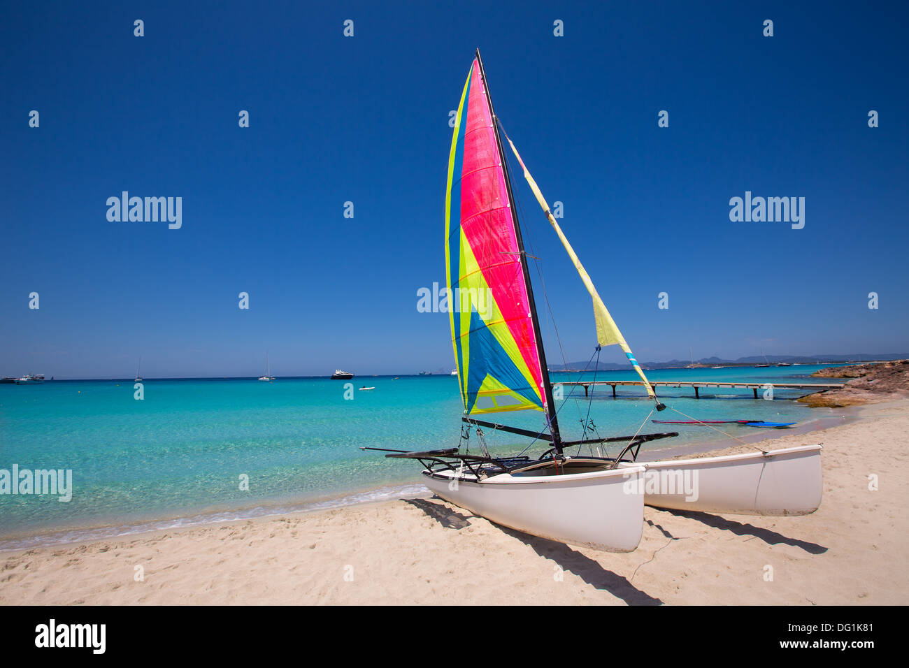 Voilier catamaran en Illetes plage de Formentera à Iles Baléares Banque D'Images