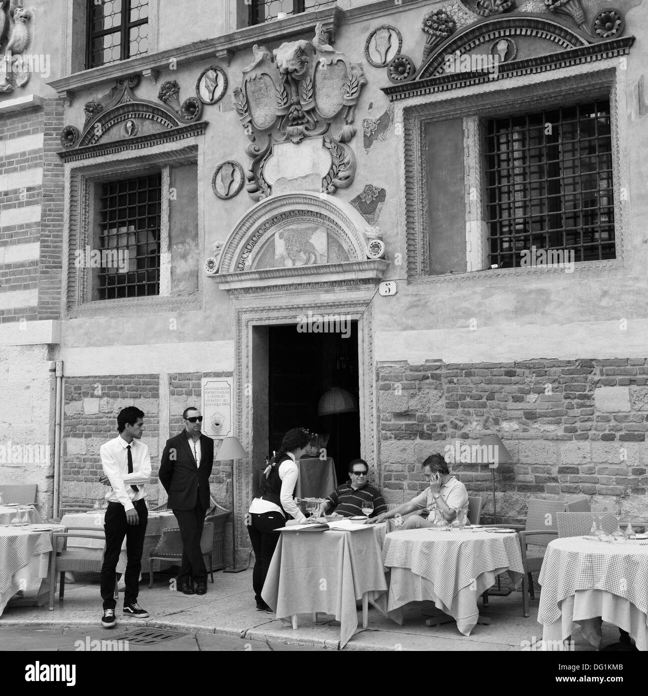 Verona Italie restaurant dans la Piazza dei Signori photographie de rue en noir et blanc. Photo de Dave Bagnall Banque D'Images