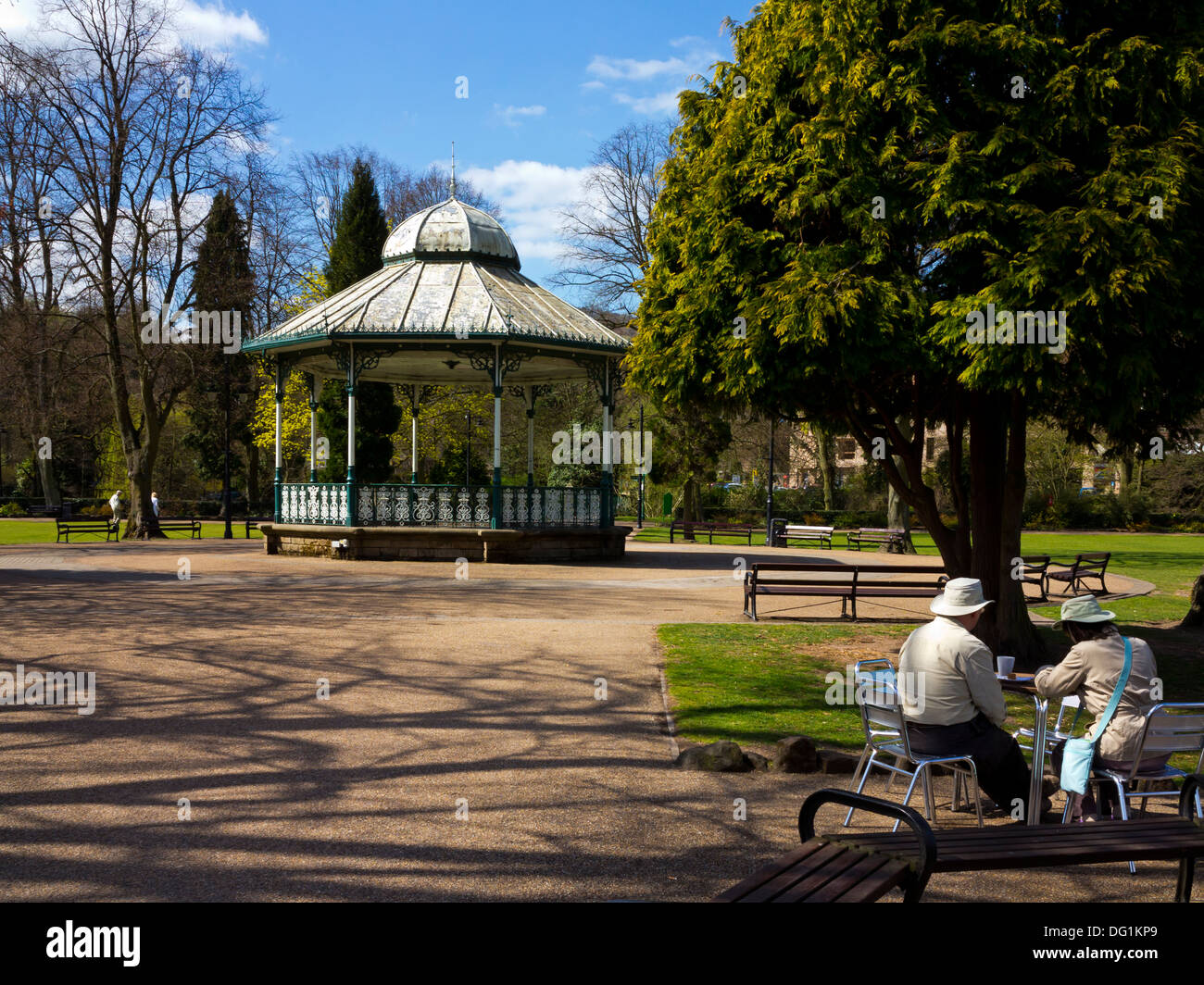 Kiosque en fer forgé traditionnel en salle Leys Park Matlock Derbyshire, Angleterre Royaume-uni Banque D'Images