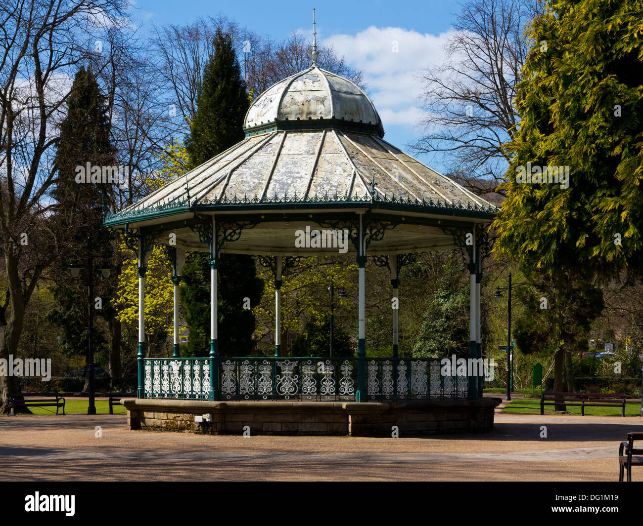Kiosque en fer forgé traditionnel en salle Leys Park Matlock Derbyshire, Angleterre Royaume-uni Banque D'Images