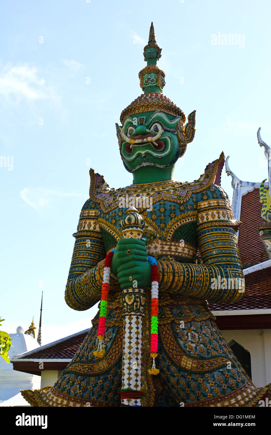 La statue géante de Wat Arun, Bangkok, Thaïlande. Banque D'Images