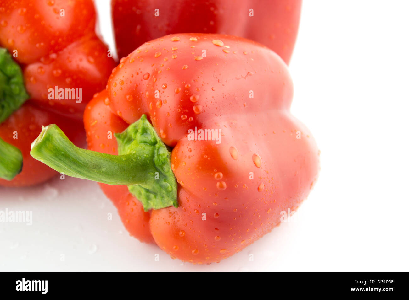 Poivron rouge sur un fond blanc . Banque D'Images