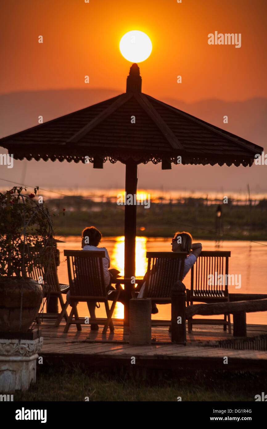 Les touristes au cours de détente un coucher de soleil sur le lac Inle, Nyaung Shwe, l'État de Shan, Myanmar (Birmanie), Banque D'Images