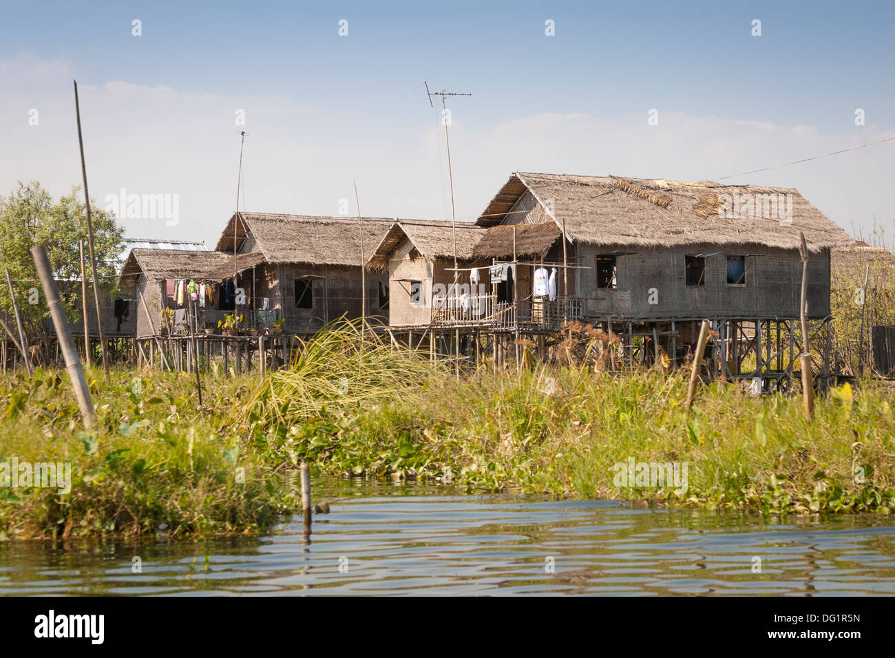 Maisons sur pilotis au bord du lac, au Lac Inle, l'État de Shan, Myanmar (Birmanie), Banque D'Images