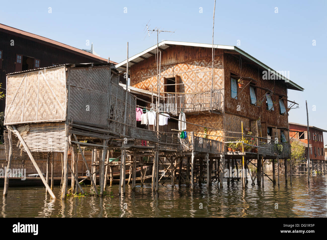 Maison sur pilotis au bord du lac, au Lac Inle, l'État de Shan, Myanmar (Birmanie), Banque D'Images
