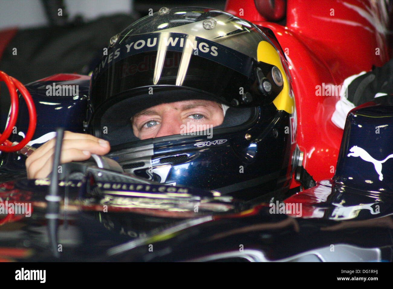 Sebastian Vettel Scuderia Toro Rosso ( ) dans la fosse pendant les essais de Formule 1 à Hockenheim en Allemagne le 8 juillet 2008 Banque D'Images