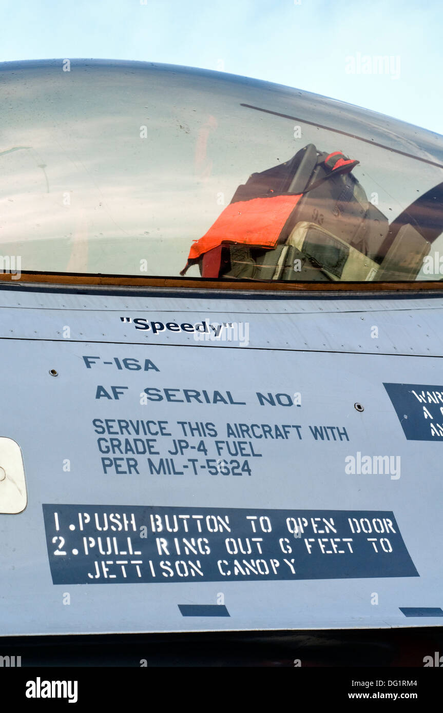 Close-up du vide de pilotage d'un avion de chasse F16 Banque D'Images