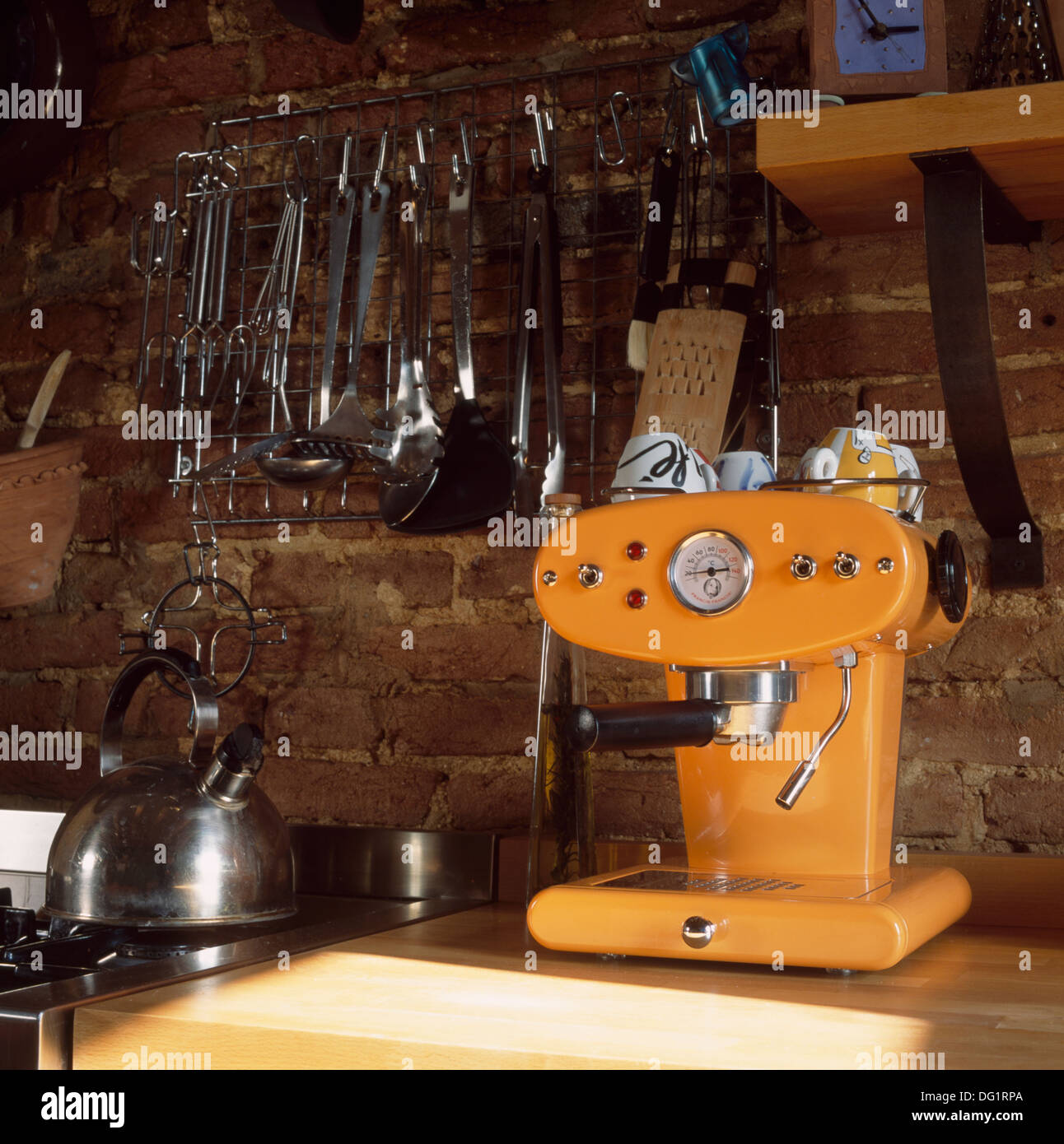 Close up of orange Francis Francis x1 machine à café ci-dessous en cuisine ustensiles en acier cottage Banque D'Images