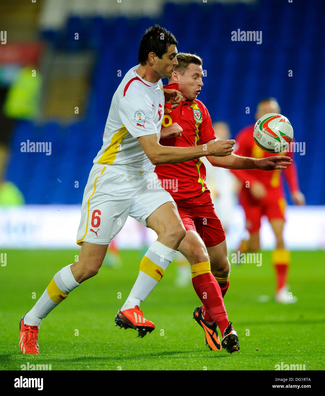 Cardiff, Pays de Galles. Oct 11, 2013. Simon Church of Wales (Charlton Athletic) est contestée par Vanche Shikov de Macédoine au cours de la première moitié de la Coupe du Monde FIFA 2014 (Région européenne) Groupe qualificatif entre pays de Galles et la Macédoine à Cardiff City Stadium. Credit : Action Plus Sport/Alamy Live News Banque D'Images