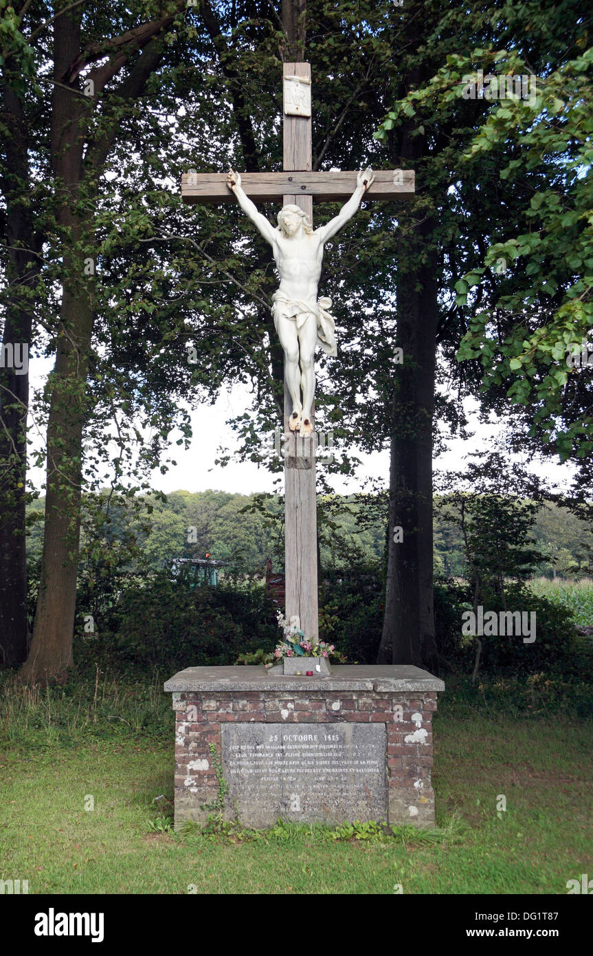 Croix du souvenir dans le bosquet d'arbres marquant la place de sépulture pour de nombreux soldats français qui sont morts dans la bataille d'Azincourt, 1415. Banque D'Images