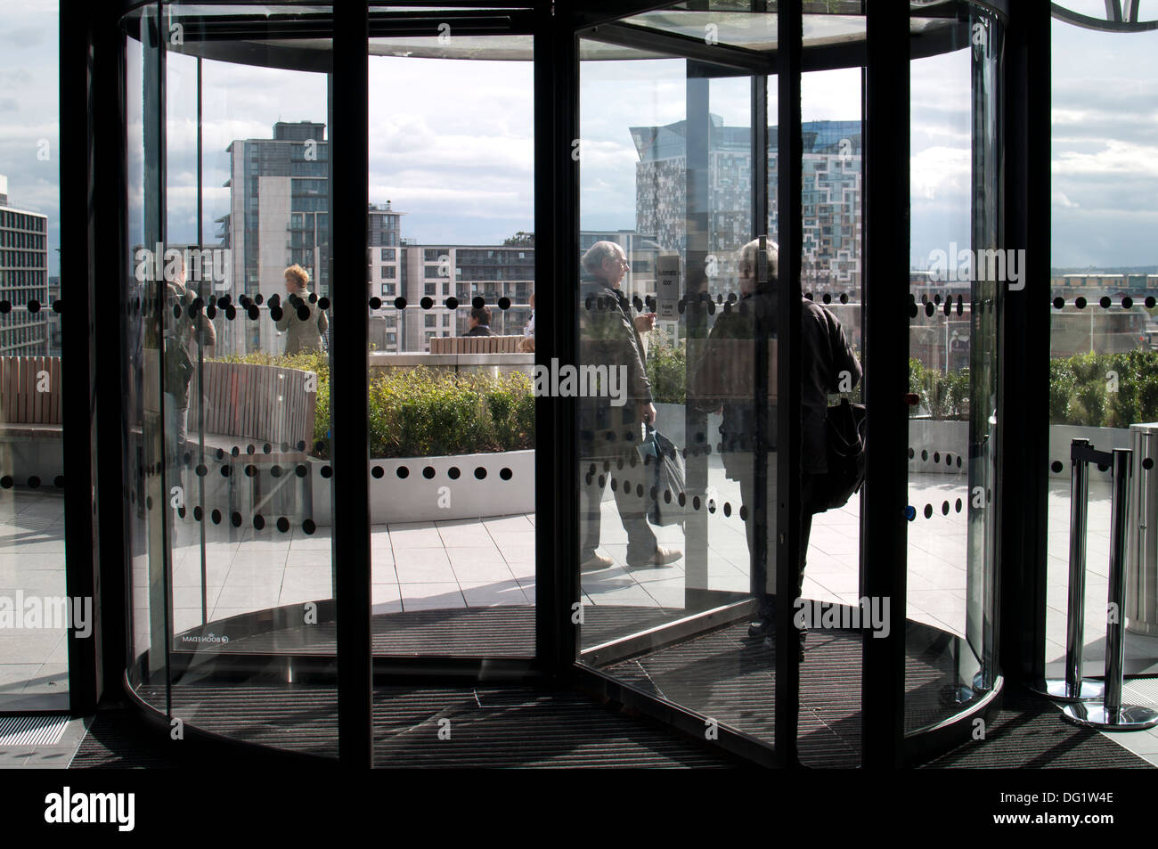 Porte pivotante au jardin sur le toit, la Bibliothèque de Birmingham, UK Banque D'Images