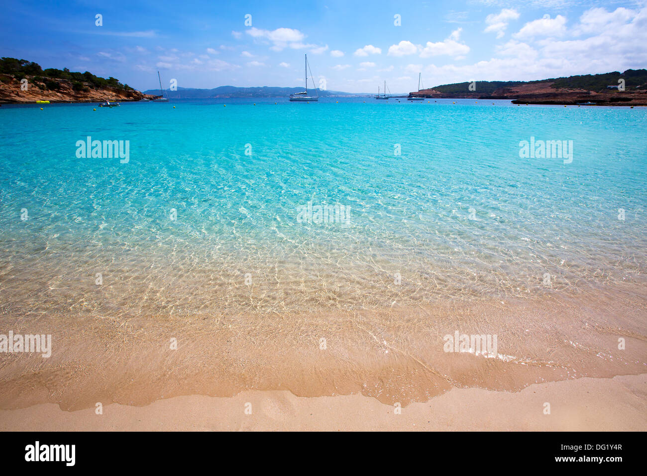 Ibiza Cala Bassa avec plage mer Méditerranée turquoise à Iles Baléares Banque D'Images