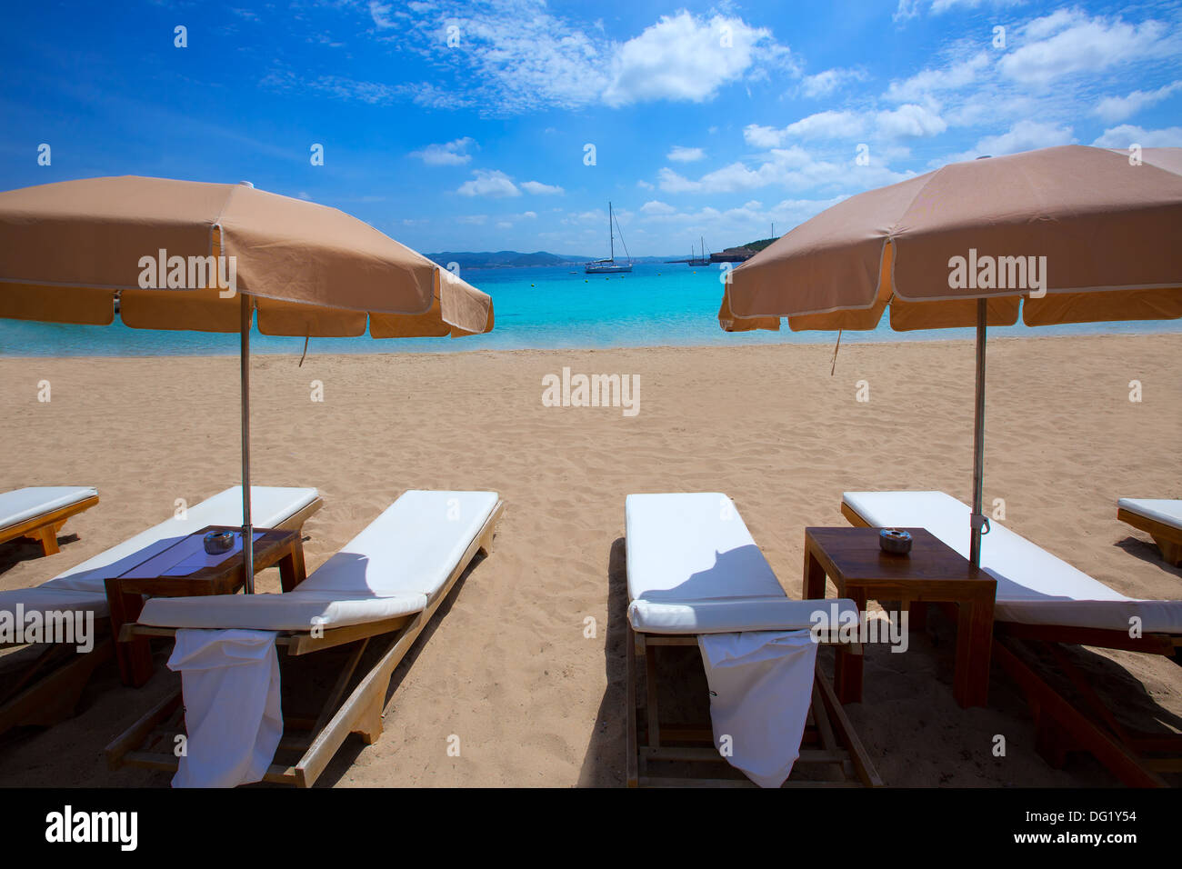 Ibiza Cala Bassa avec plage mer Méditerranée turquoise à Iles Baléares Banque D'Images
