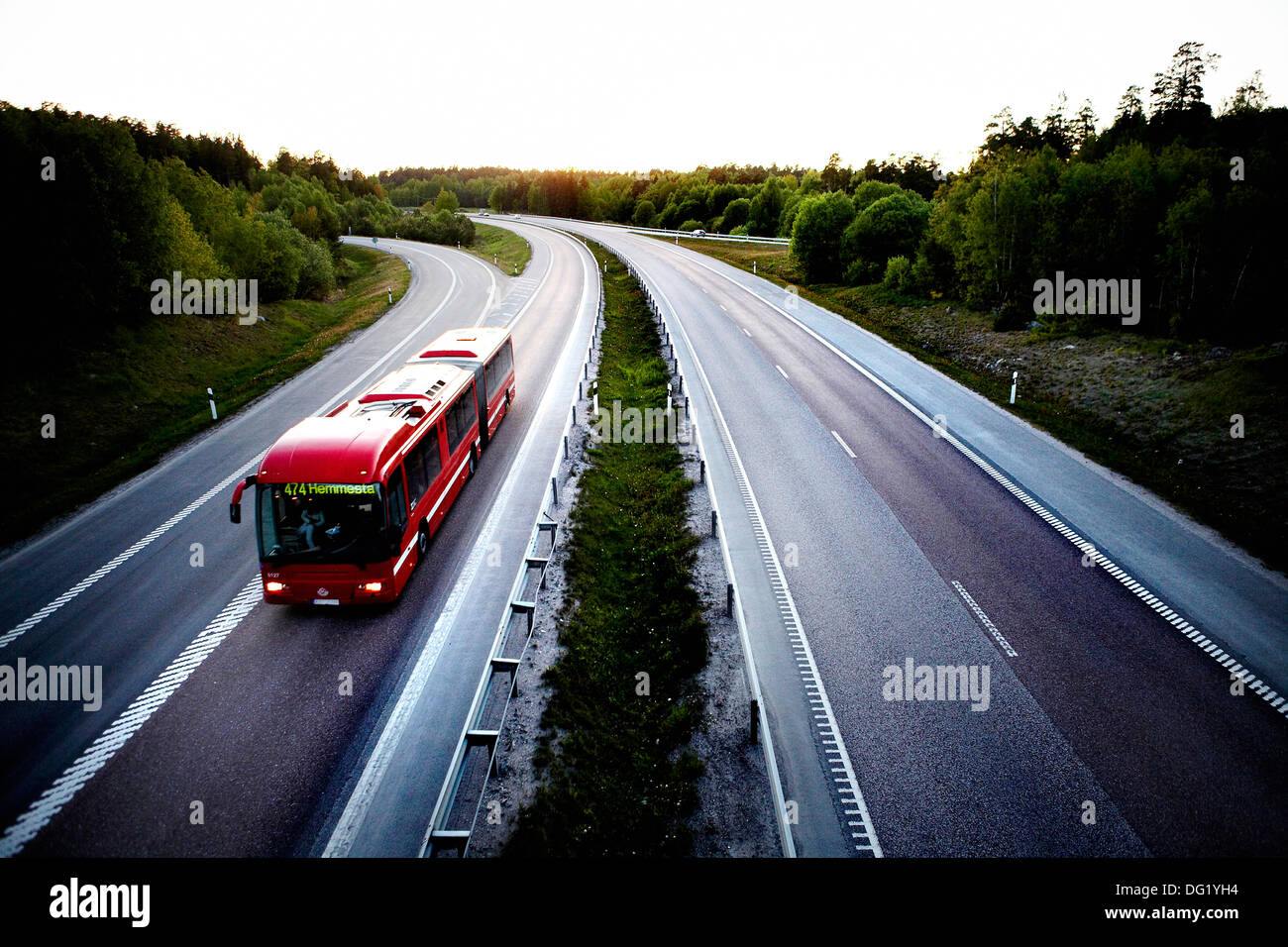 Red Bus sur l'autoroute Banque D'Images