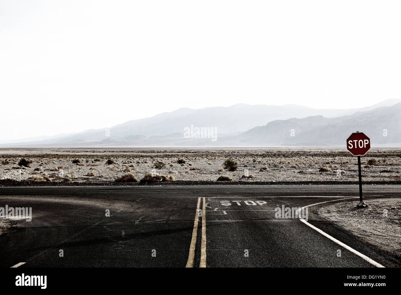 Panneau d'arrêt au Carrefour du désert, Nevada, USA Banque D'Images