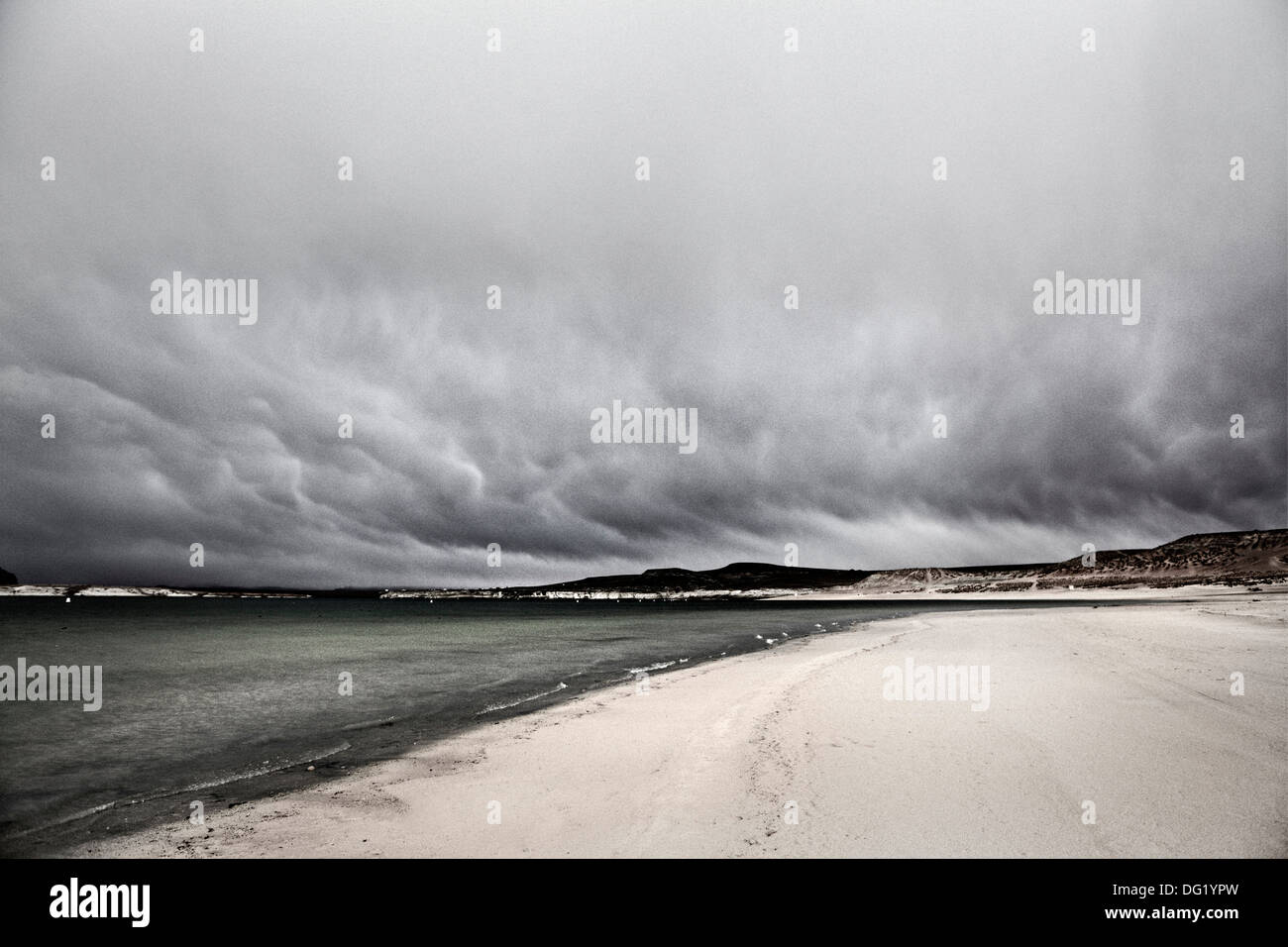 Nuages gris menaçants sur une plage de sable, Utah, USA Banque D'Images