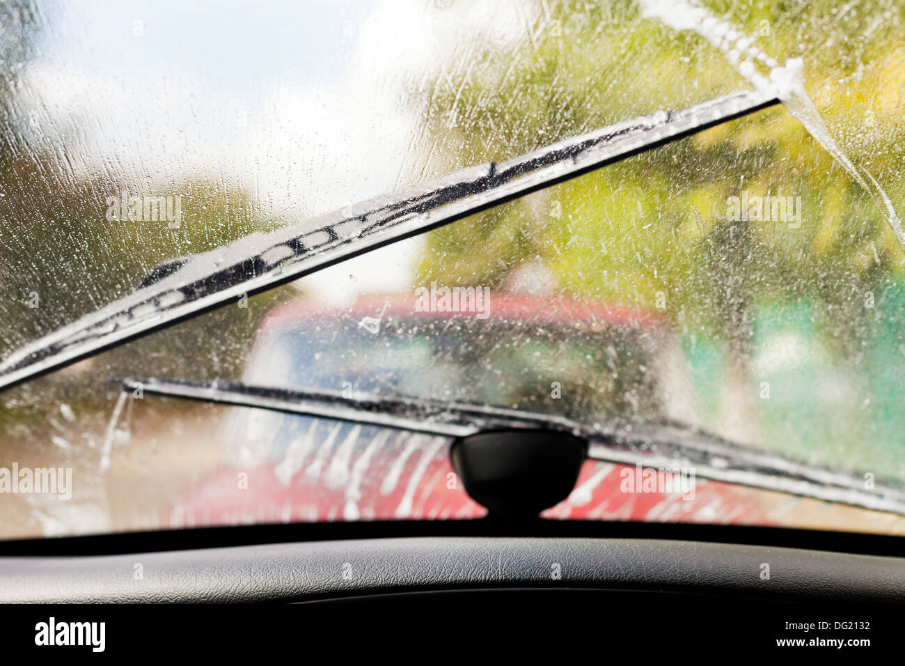 Essuie-glace pare-brise propre voiture lors de la conduite par mauvais temps Banque D'Images