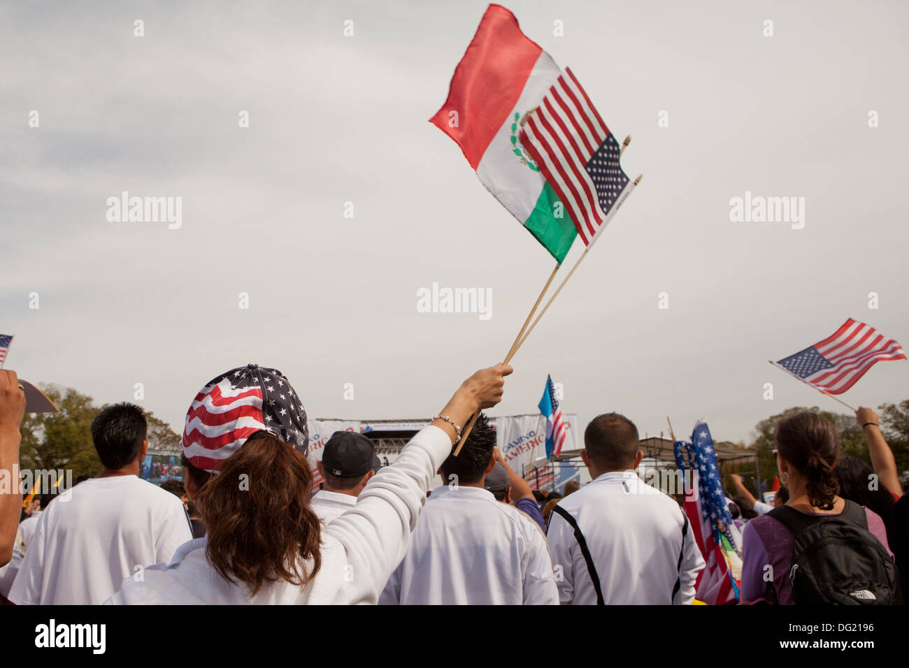 Femme brandissant des drapeaux américains et mexicains à la réforme de l'Immigration rally - Washington, DC USA Banque D'Images