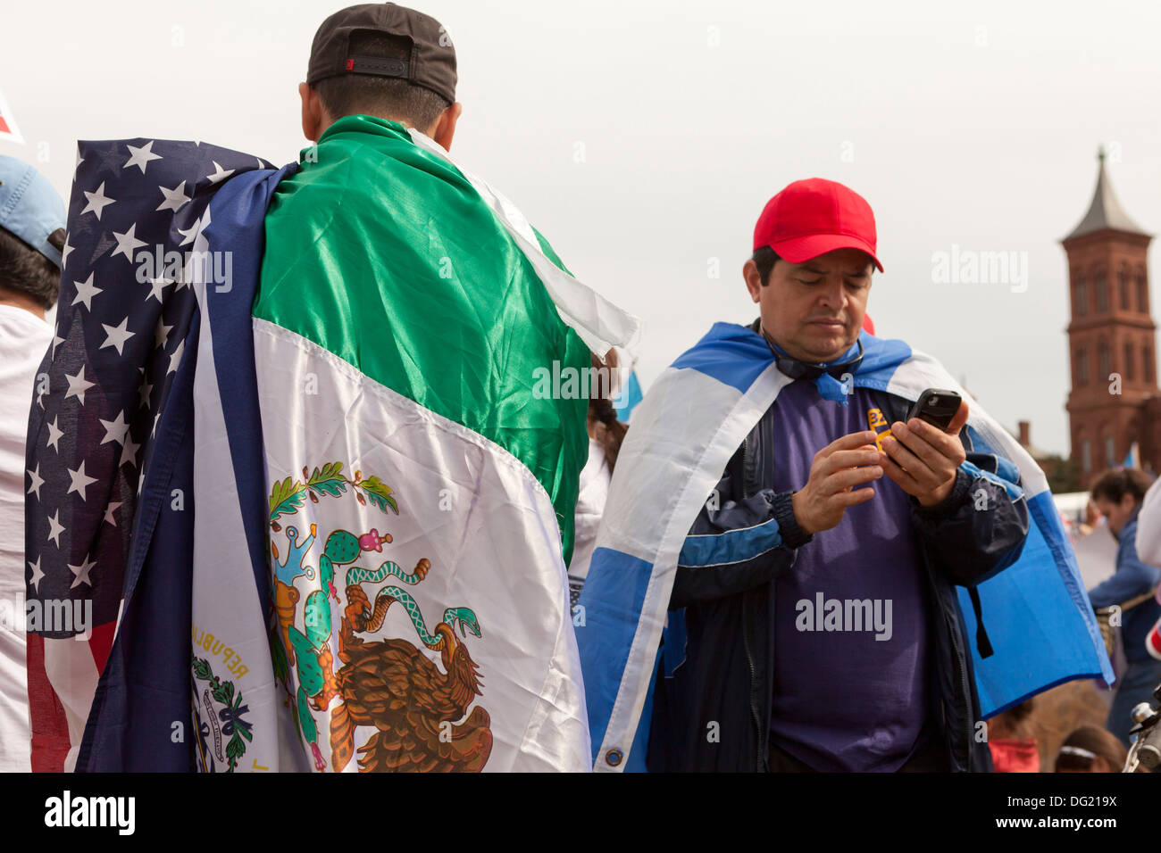 Un homme portant un drapeau mexicain et américain à la réforme de l'Immigration rally - Washington, DC USA Banque D'Images