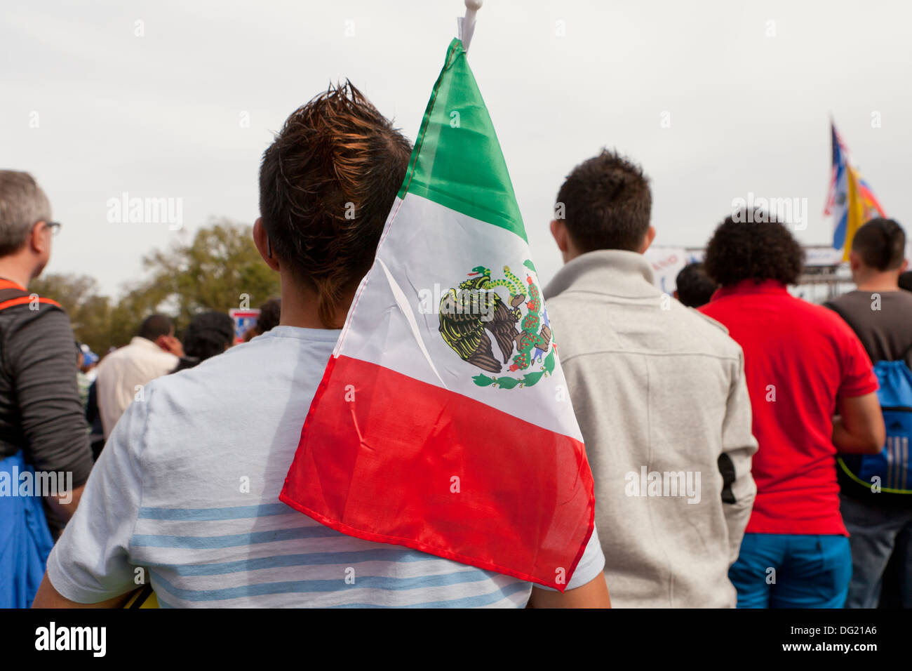 L'américano-mexicaine avec l'homme drapeau mexicain à la réforme de l'Immigration rally - Washington, DC USA Banque D'Images