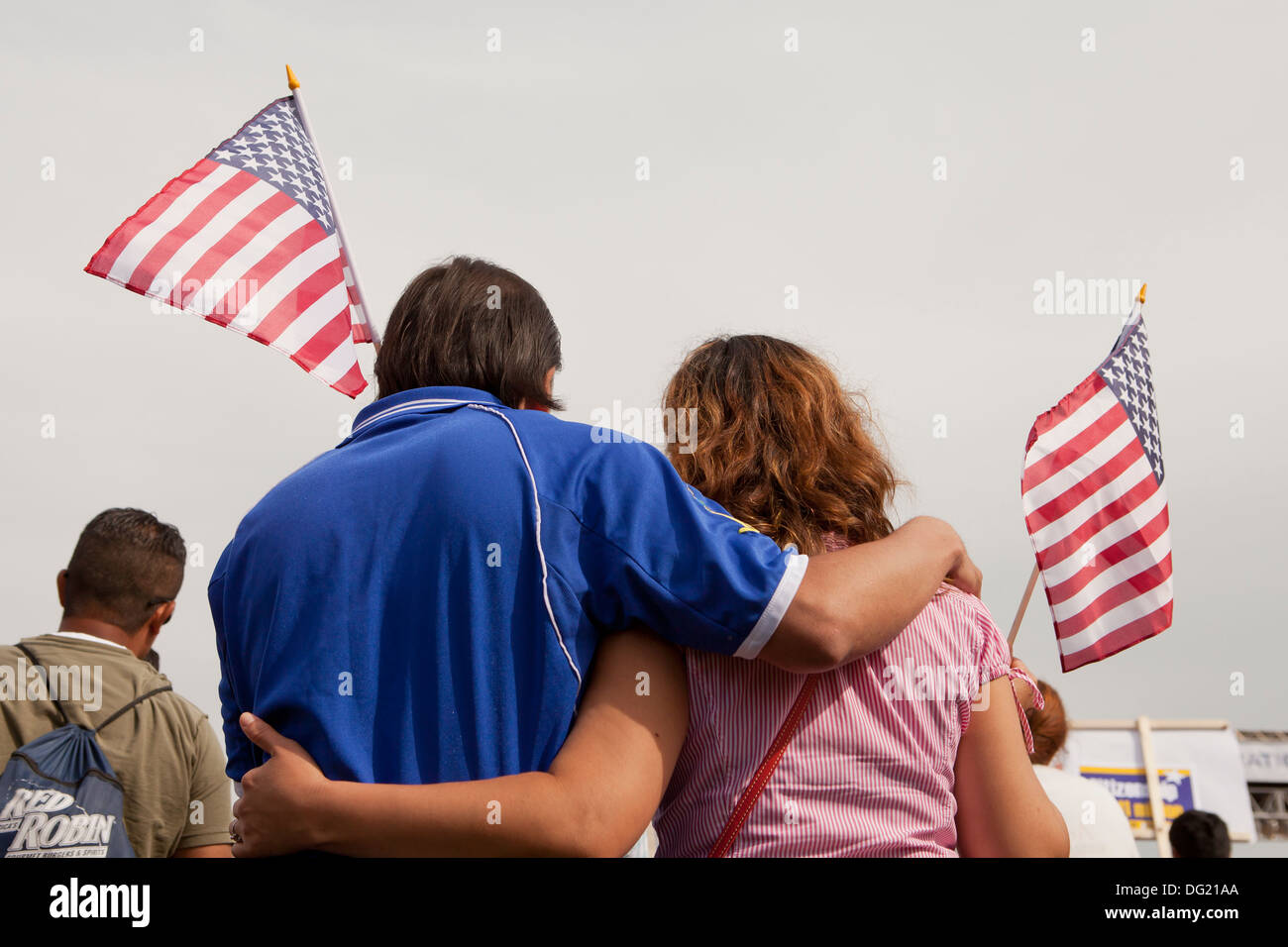 Couple en agitant des drapeaux américains à la réforme de l'Immigration rally - Washington, DC USA Banque D'Images