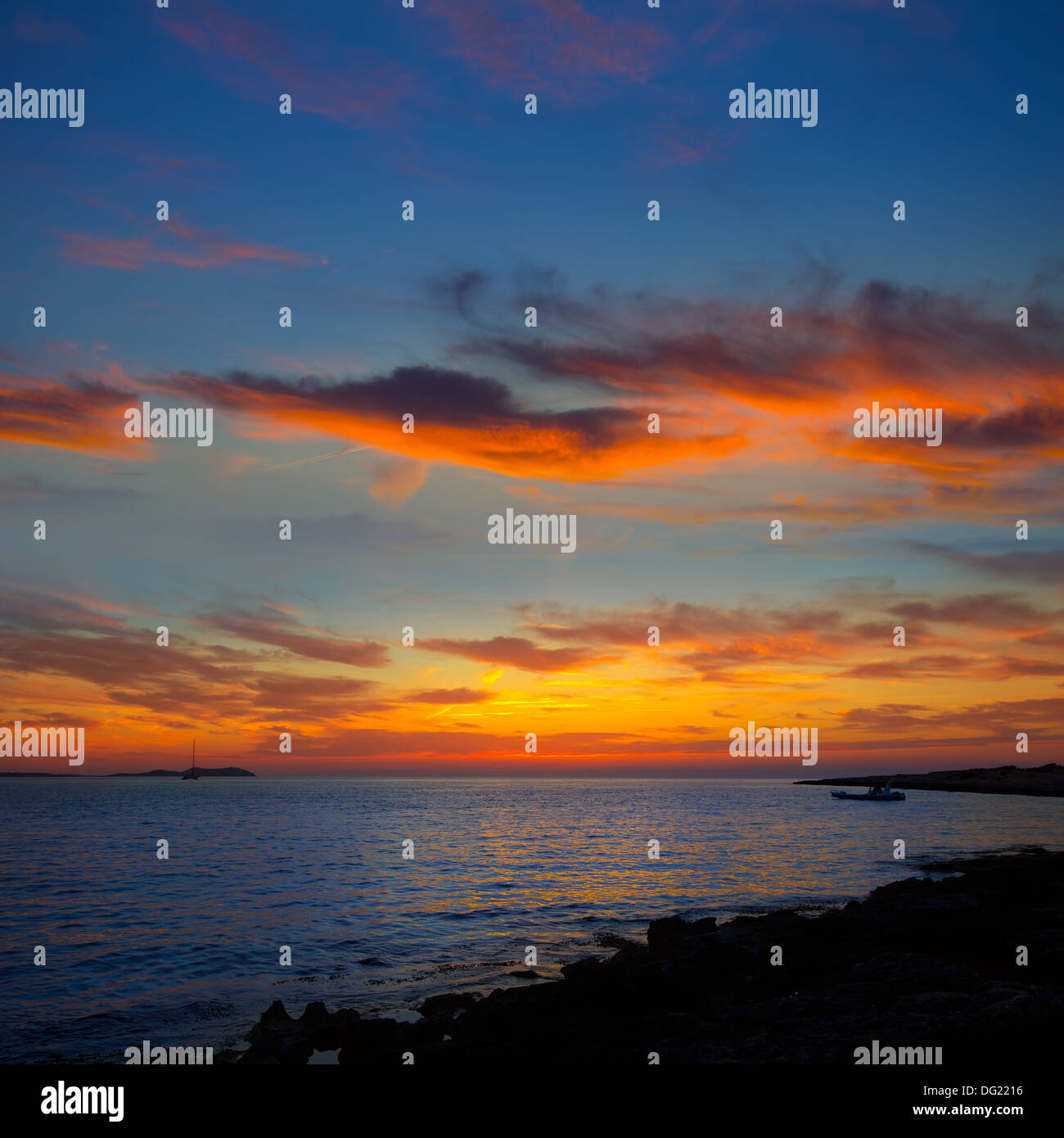 Ibiza San Antonio Abad de Portmany coucher du soleil à Îles Baléares d'espagne Banque D'Images