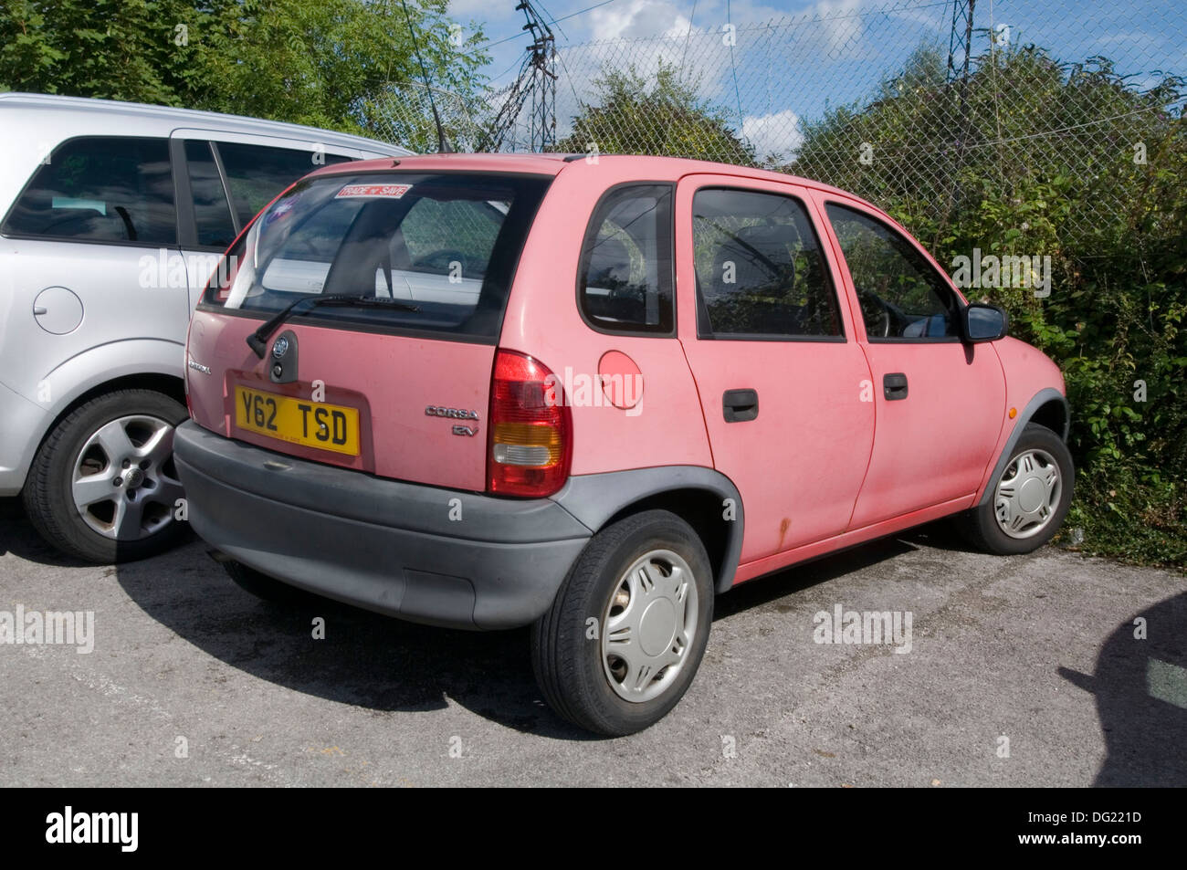 La décoloration s'estomper la peinture rouge sur télévision mat Audi voiture voitures Banque D'Images