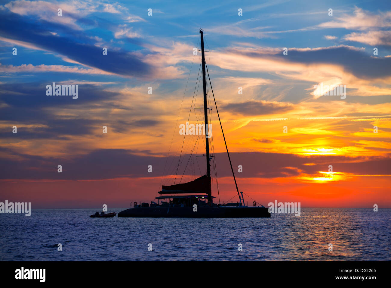 Ibiza San Antonio Abad de Portmany voilier catamaran coucher de soleil avec des îles Baléares en Espagne de Banque D'Images