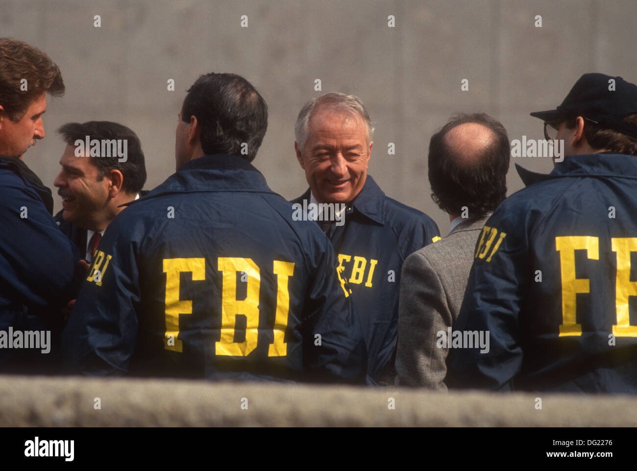 New York, NY - 3 avril 1993 Directeur régional de New York du FBI James Fox (1938-1997) sur le site de l'attentat contre le World Trade Center 1993 Banque D'Images