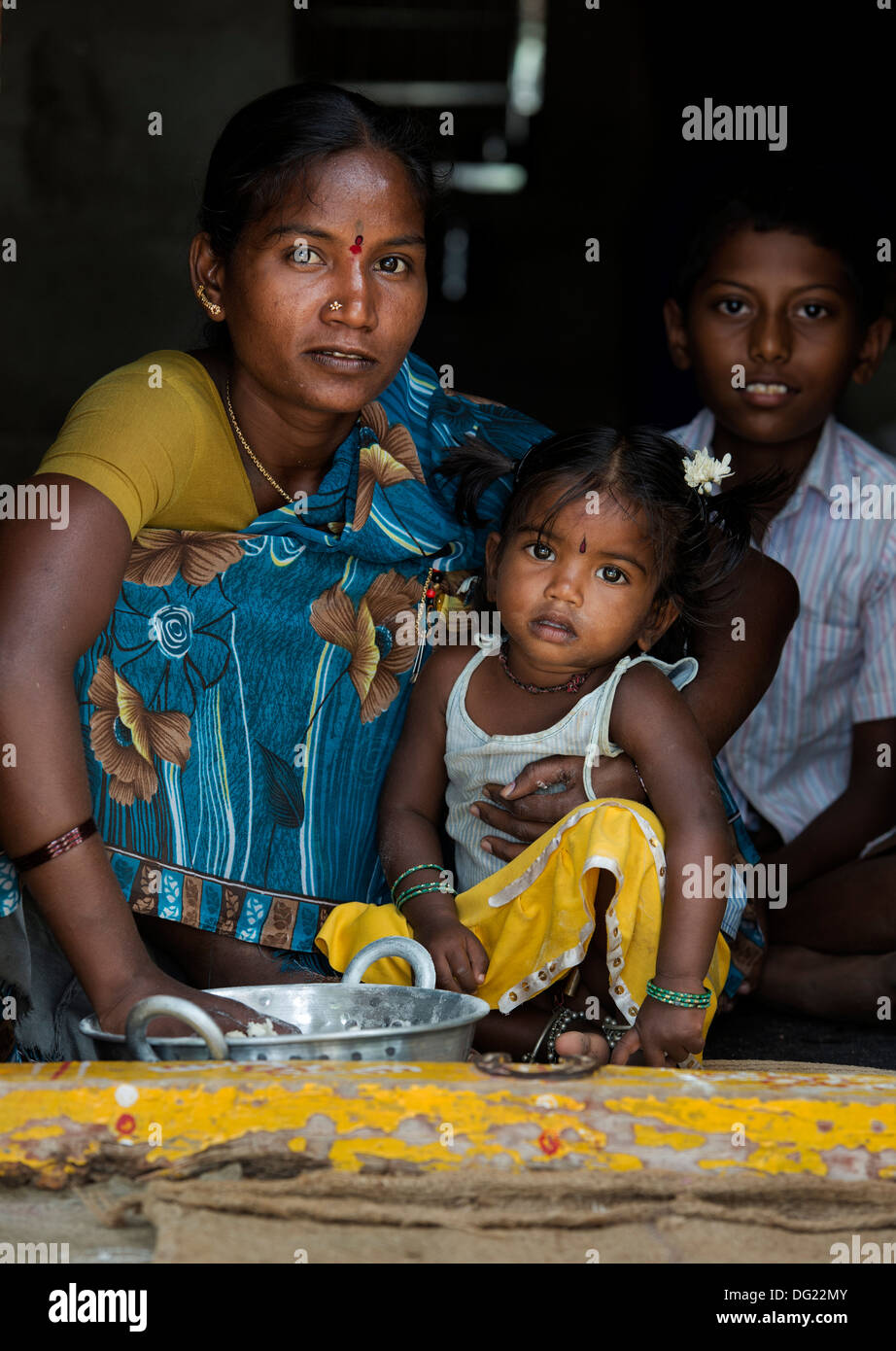 Indienne et son enfant fille assis dans leur chambre de la porte. L'Andhra Pradesh, Inde Banque D'Images