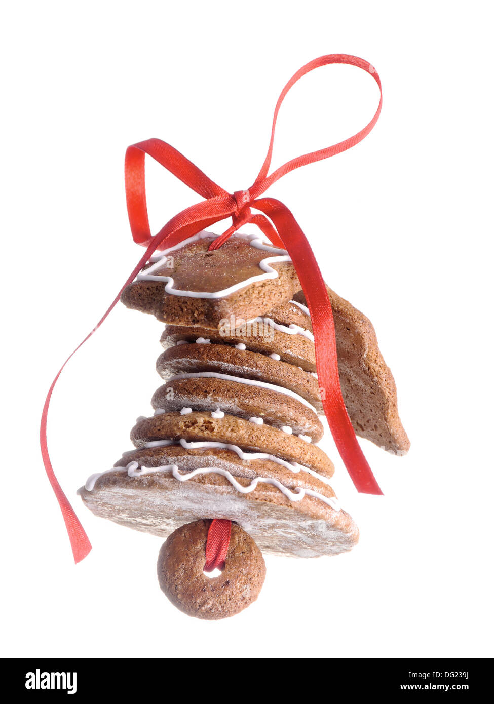 Christmas bell assemblé à partir de cookies en forme d'épice et attachées avec un ruban rouge tourné sur fond bleu blanc Banque D'Images