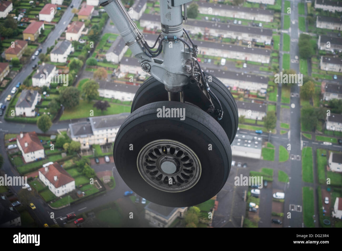 Le châssis d'un aéronef à l'atterrissage abaissé Flybe à l'Aéroport International de Glasgow. Banque D'Images
