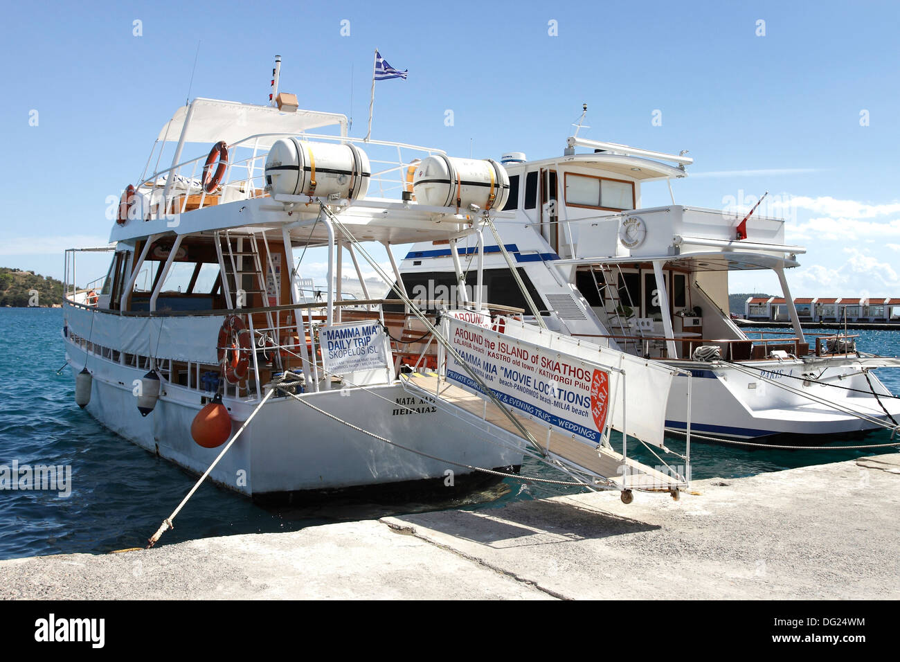 La location de bateaux attendent les touristes dans la nouvelle zone portuaire de la ville de Skiathos sur l'île grecque de Kos en th Mer Egée. Banque D'Images