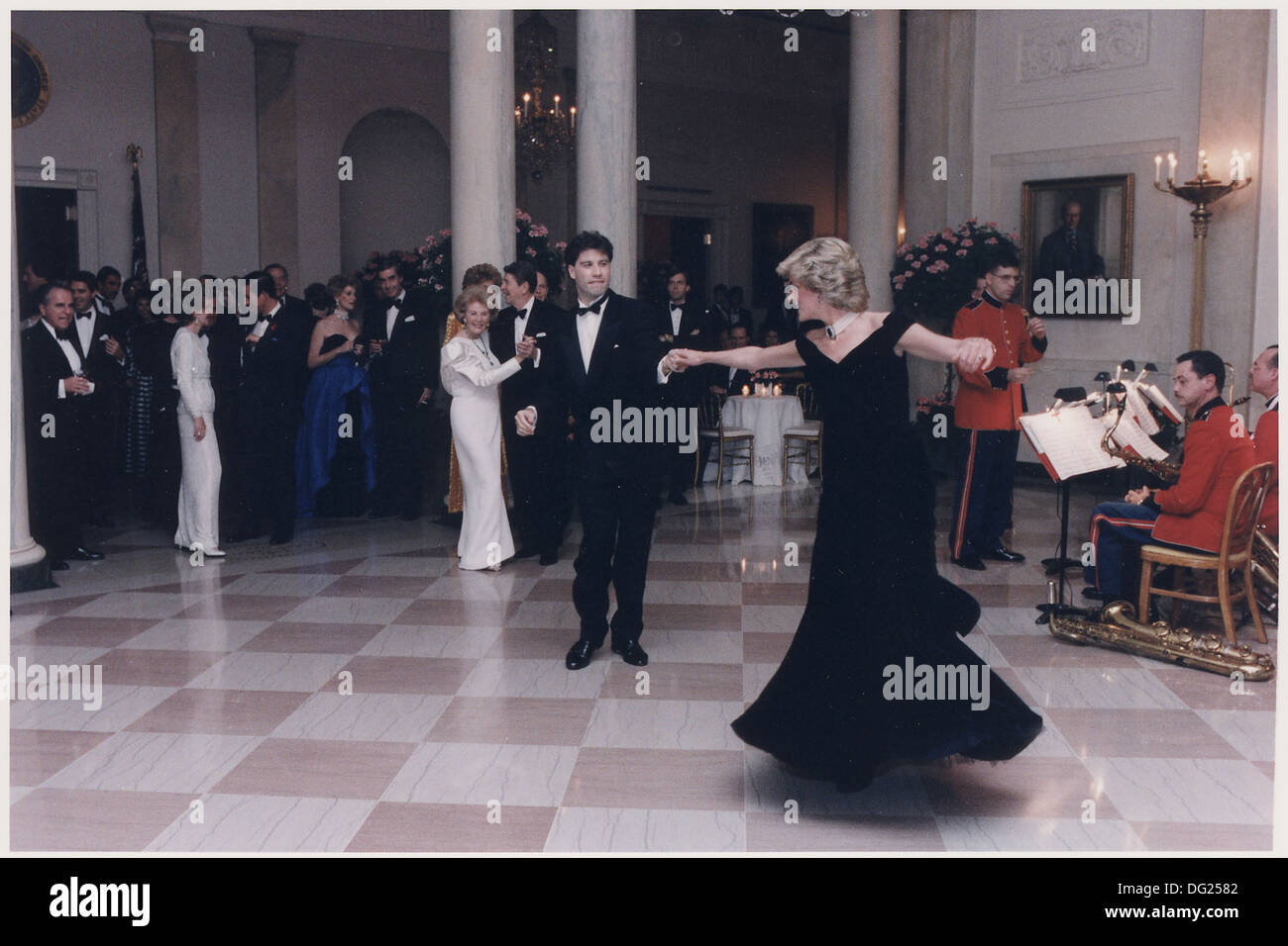 Cette photographie montre la princesse Diana dansant avec l'acteur John Travolta lors d'un dîner à la Maison Blanche organisé pour le prince et la princesse de Galles en 1985. Le moment emblématique présente un événement remarquable lors de leur visite officielle aux États-Unis. Banque D'Images