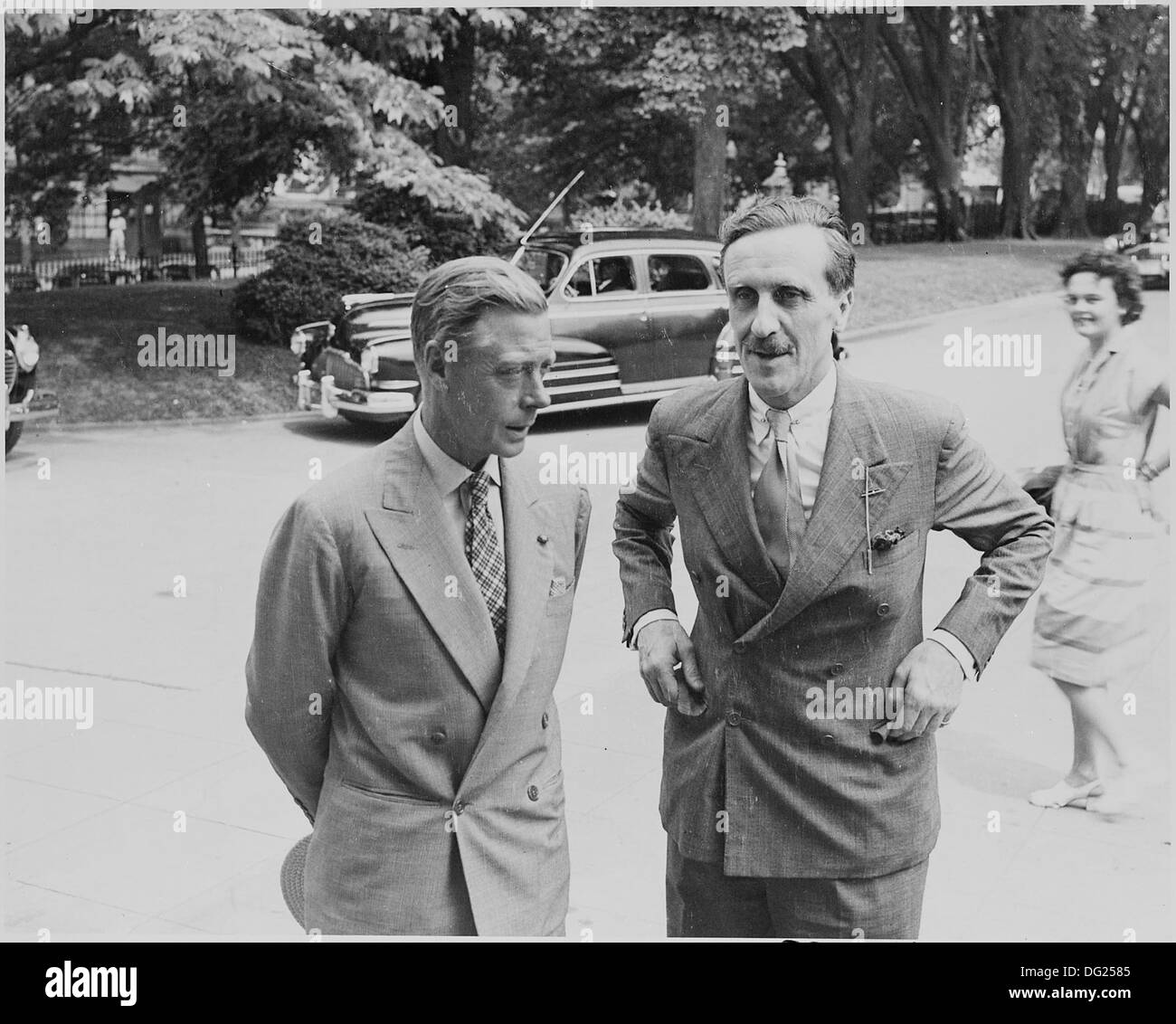 Photographie du duc de Windsor avec un homme non identifié, peut-être M. J. Balfour, prise à l'extérieur de la Maison Blanche, capturant un moment politique historique. Banque D'Images