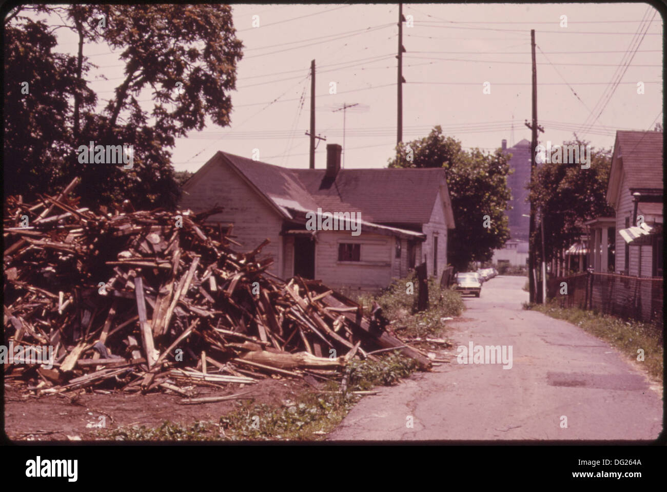 L'image montre des maisons rasées dans la section Triangle de Charleston dans le cadre d'un projet de rénovation urbaine. Ces démolitions reflètent l'évolution du paysage urbain et les efforts de modernisation de la zone. Banque D'Images