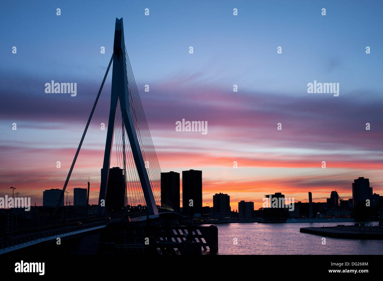 Ville de Rotterdam skyline silhouette au crépuscule dans la province de Hollande du Sud, Pays-Bas. Banque D'Images