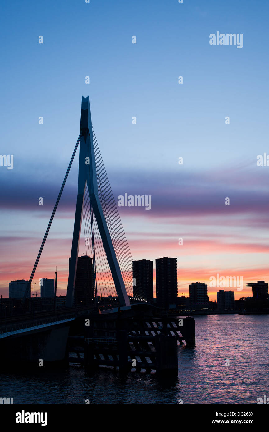 Ville de Rotterdam skyline silhouette au crépuscule dans la province de Hollande du Sud, Pays-Bas. Banque D'Images