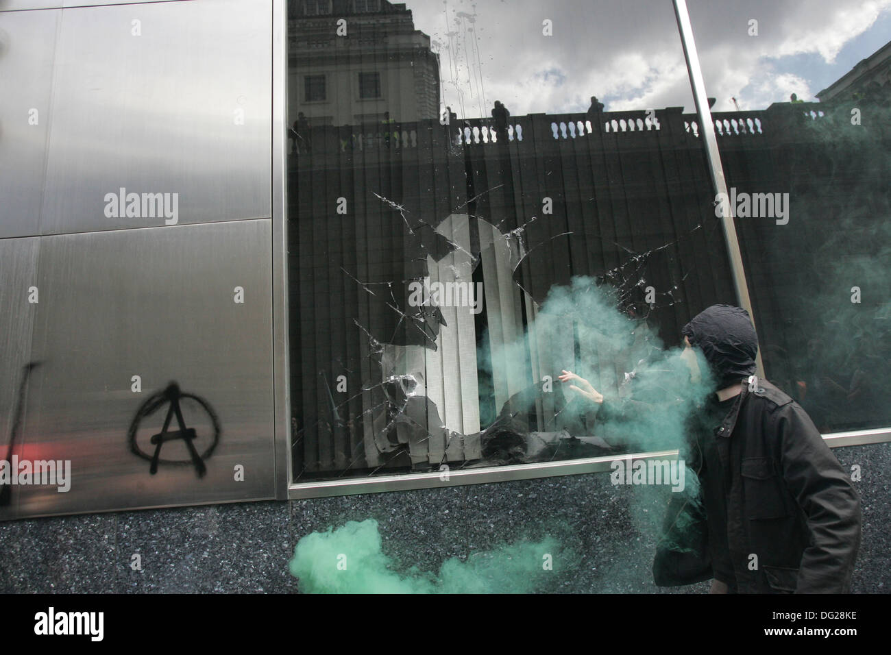 Les manifestants ont brisé les Royal Bank of Scotland (RBS) fenêtres de bureau près de la direction générale de la Banque d'Angleterre le 1 avril 2009. Banque D'Images
