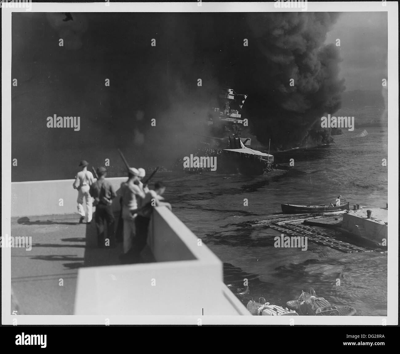Cette photographie capture l'USS California coulant dans la boue de Pearl Harbor, un moment poignant de l'attaque du 7 décembre 1941, marquant un événement important de la IIe Guerre mondiale Banque D'Images