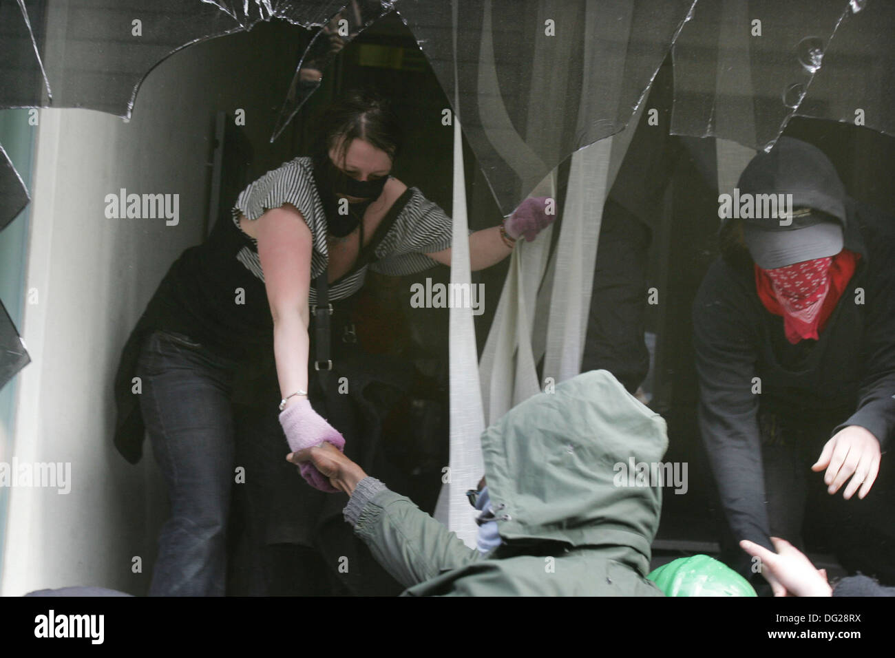Les manifestants ont brisé les Royal Bank of Scotland (RBS) fenêtres de bureau près de la direction générale de la Banque d'Angleterre le 1 avril 2009. Banque D'Images