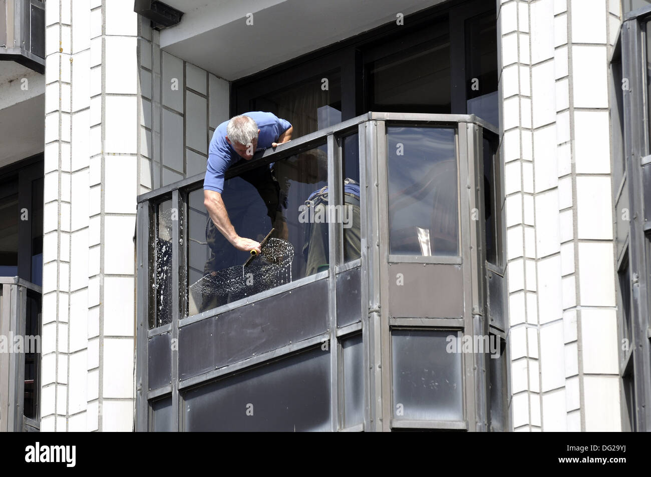 Nettoyage de vitres à l'extérieur Balcon vitres nettoyage Photo Stock -  Alamy