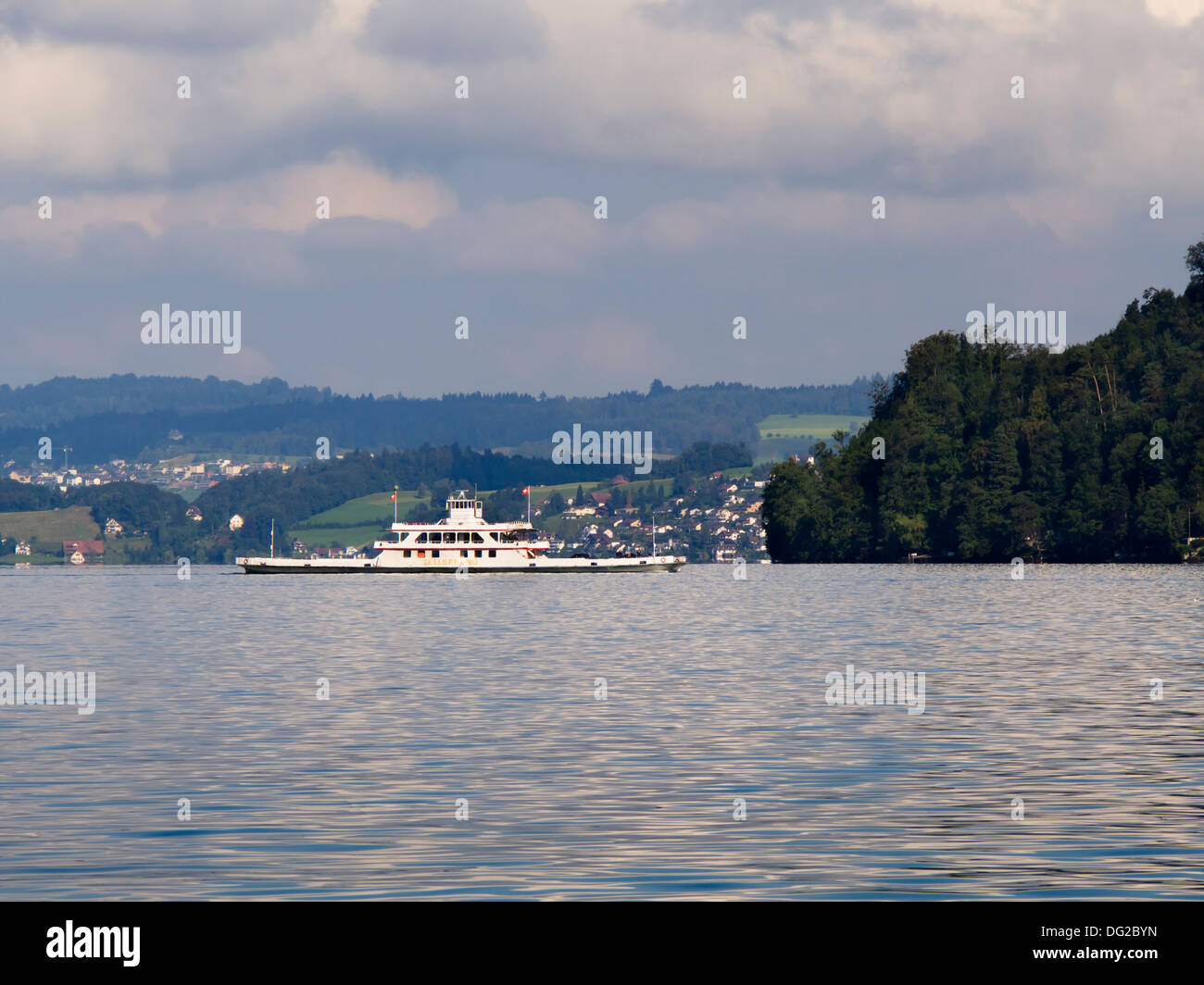 Le Car-ferry public Beckenried-Gersau transport de l'eau pour les voitures et les passagers dans le lac de Lucerne Suisse Banque D'Images